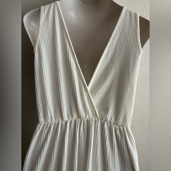 Caution To The Wind White Pleated Maxi Dress Sleeveless V-Neck M - Picture 4 of 9